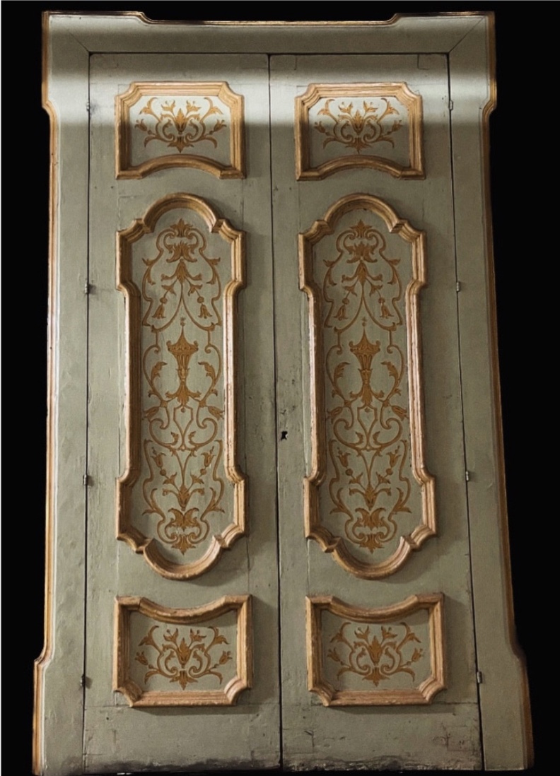 Porta antica, finemente decorata, di provenienza napoletana, periodo XVIII secolo.