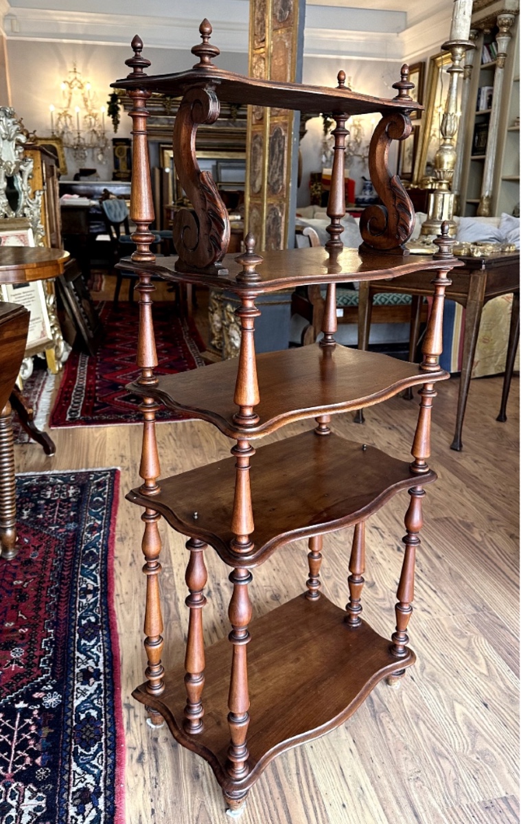 E'tagère in noce massello risalente alla fine dell’Ottocento