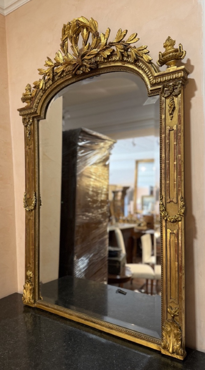 Specchiera da camino in legno intagliato e dorato, realizzata in stile Luigi Filippo