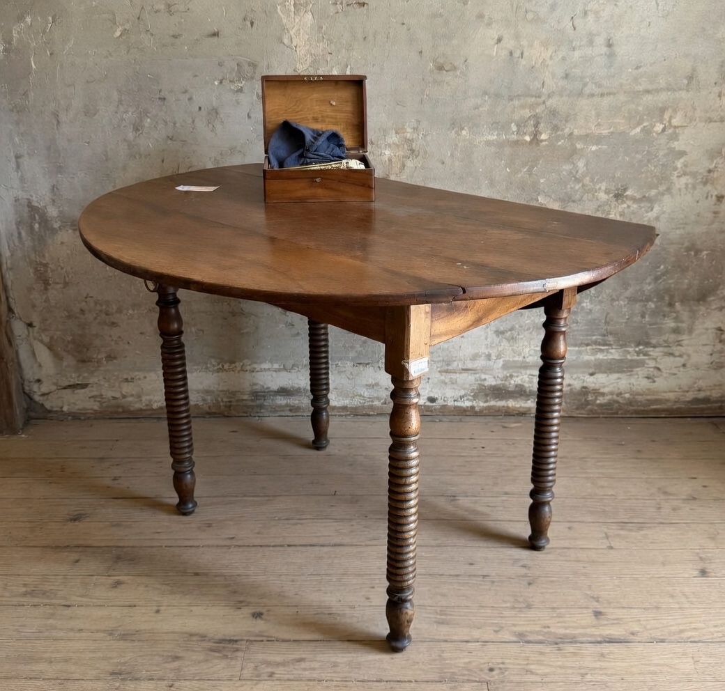 Elegante tavolo ovale a bandelle in noce, risalente alla fine del XIX secolo.