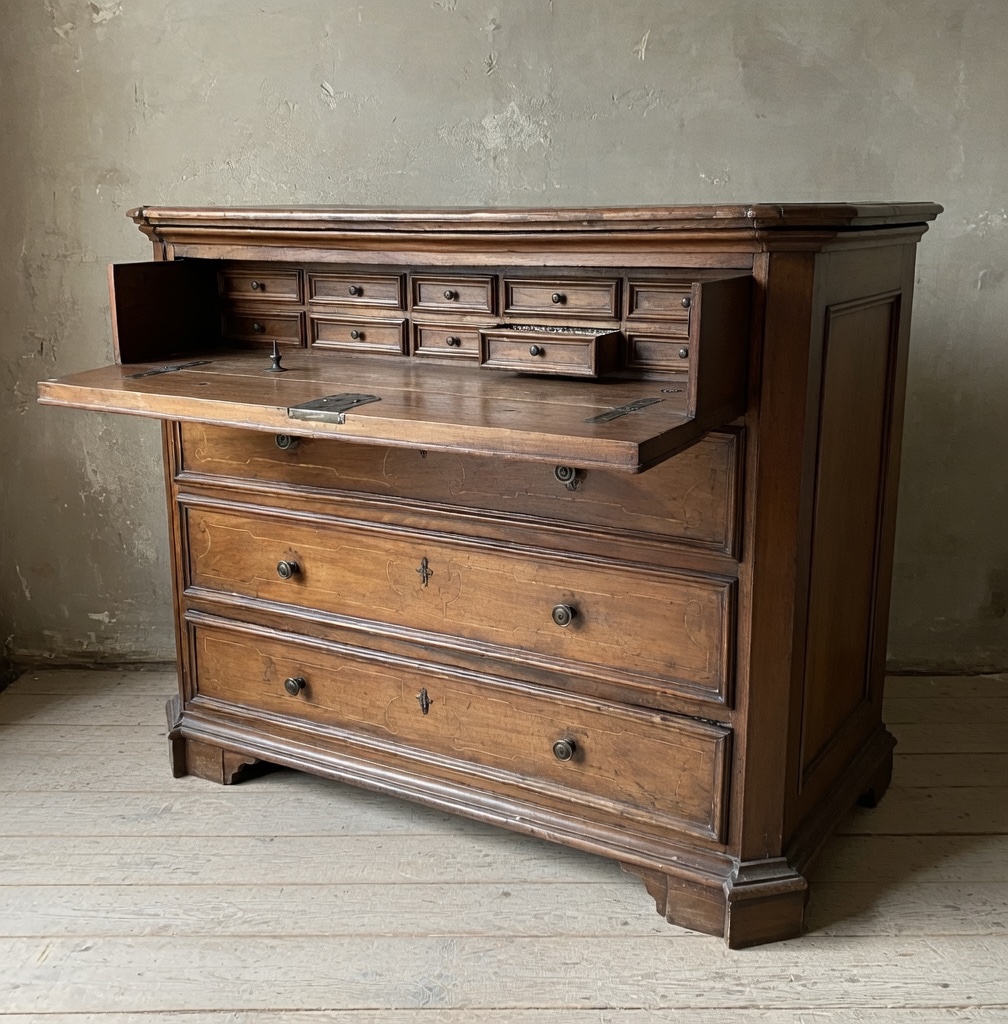 Canterano piemontese risalente alla fine del XVIII – inizio XIX secolo, realizzato in legno 