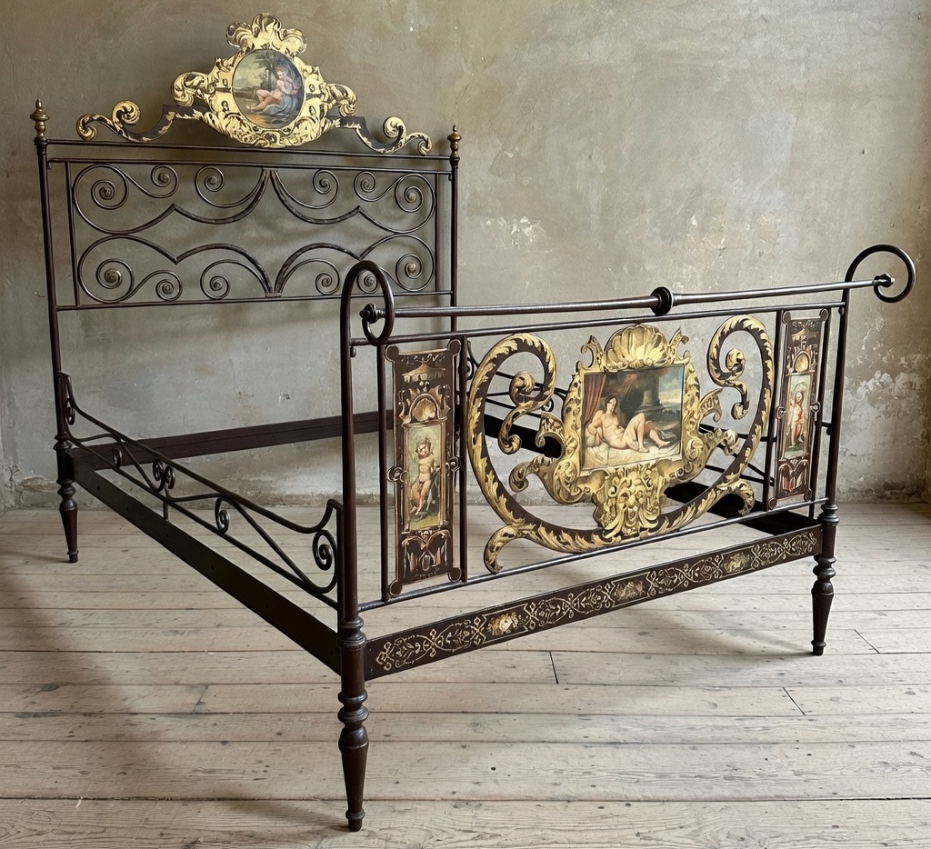 Letto matrimoniale senese in ferro, fine ’700 – primo ’800, con decorazioni originali.