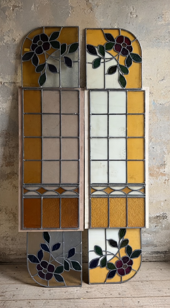 Coppia di vetrate Liberty in vetro colorato piombato, fine XIX - inizio XX secolo