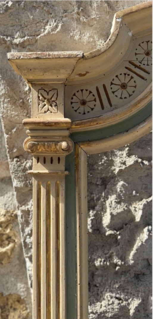 Cornice da specchiera in stile Luigi XVI, realizzata in legno intagliato e laccato-photo-2