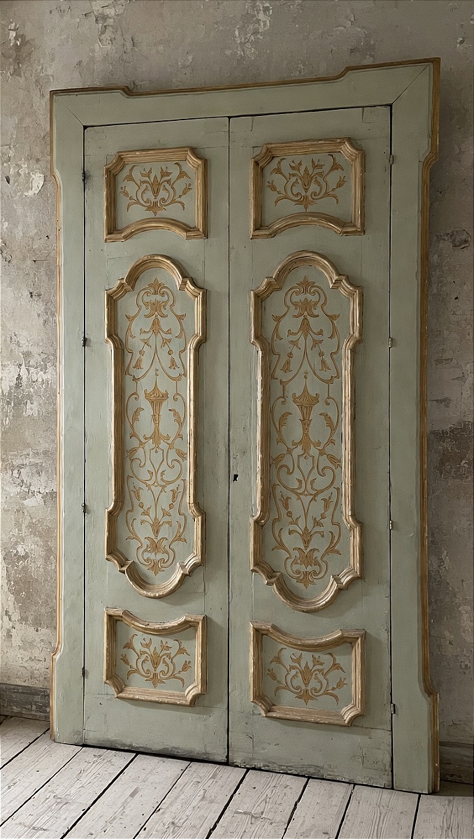 Porta antica con stipite e cardini originali, di provenienza napoletana, risalente al XVIII sec