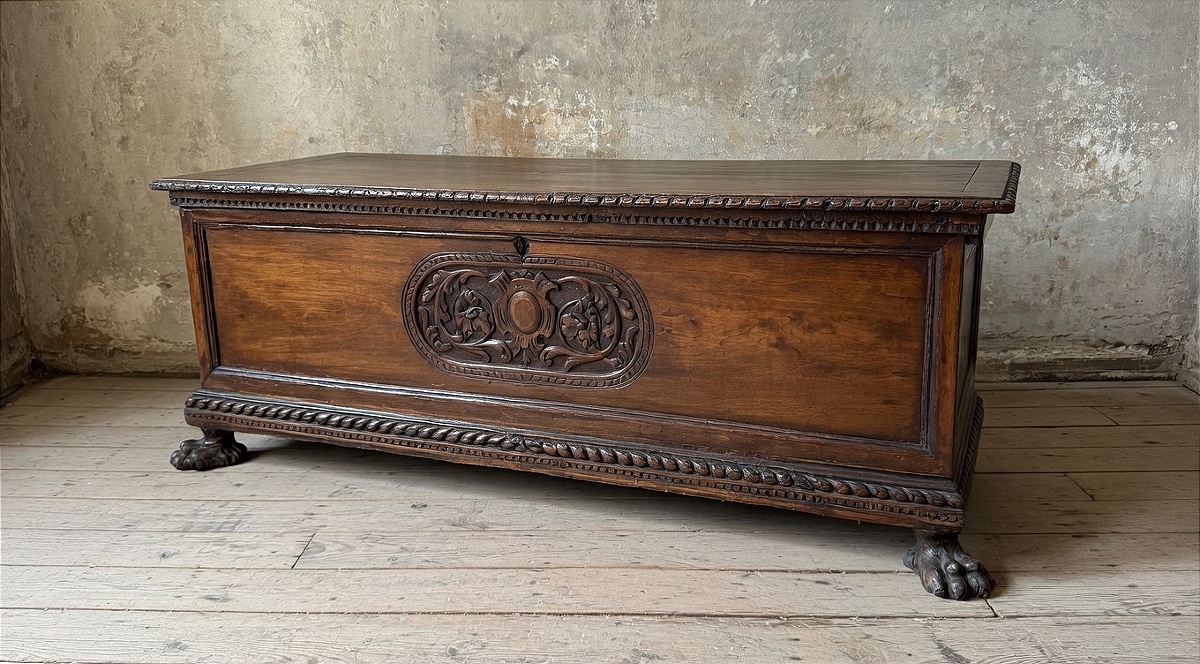 Cassapanca rinascimentale toscana in noce, databile alla fine del XIX secolo. 