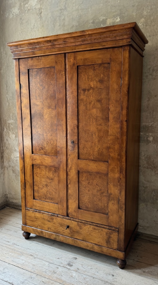 Armadio a due ante e un cassetto in massello di noce – Primo '900