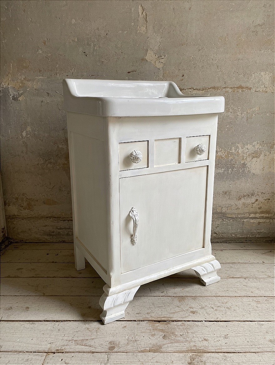 Mobiletto da bagno in stile Liberty, realizzato nei primi anni del ‘900 
