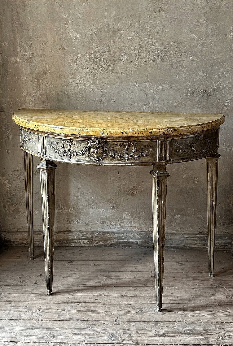 Consolle demi-lune di manifattura italiana della fine del XVIII 