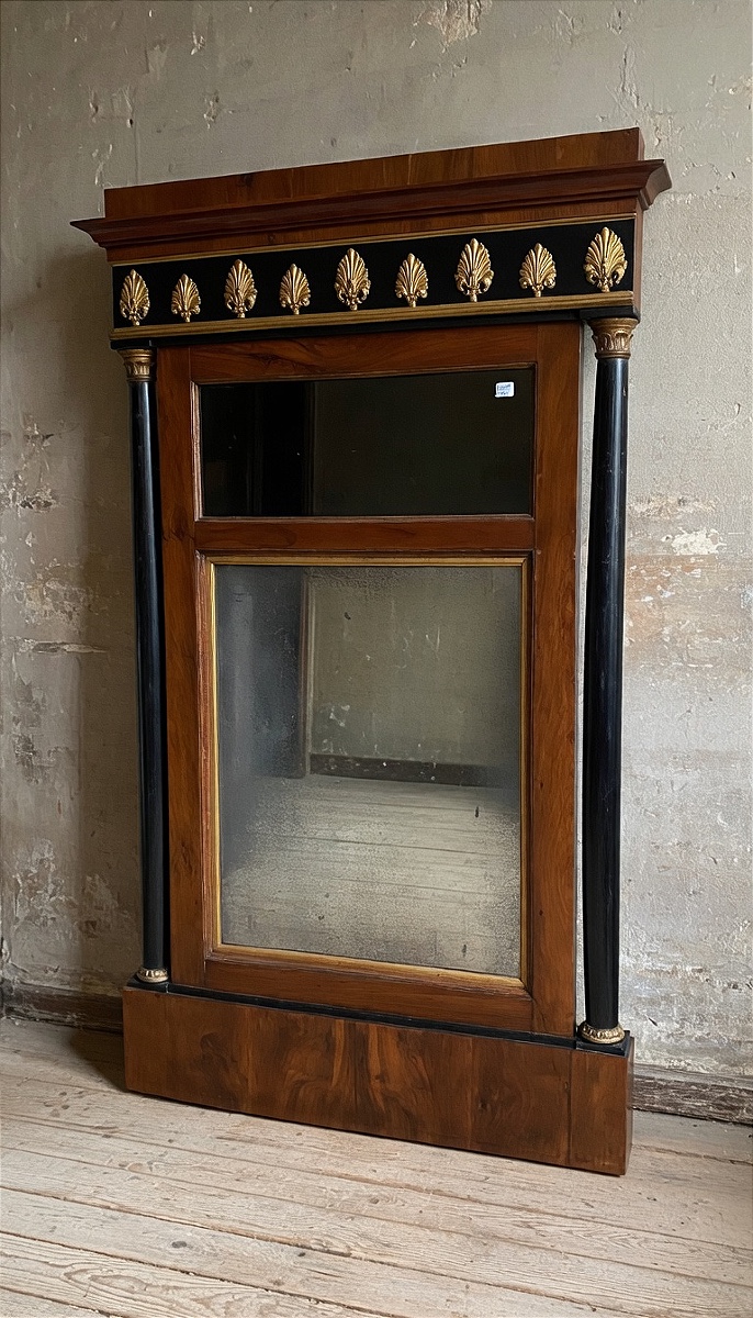 Specchio in stile Impero risalente agli inizi del XIX secolo