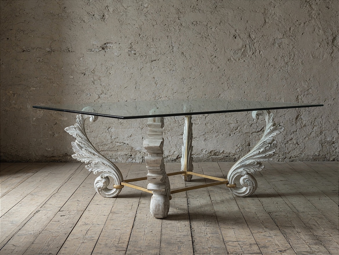 Tavolo da fumo con fregi lignei del XVIII secolo