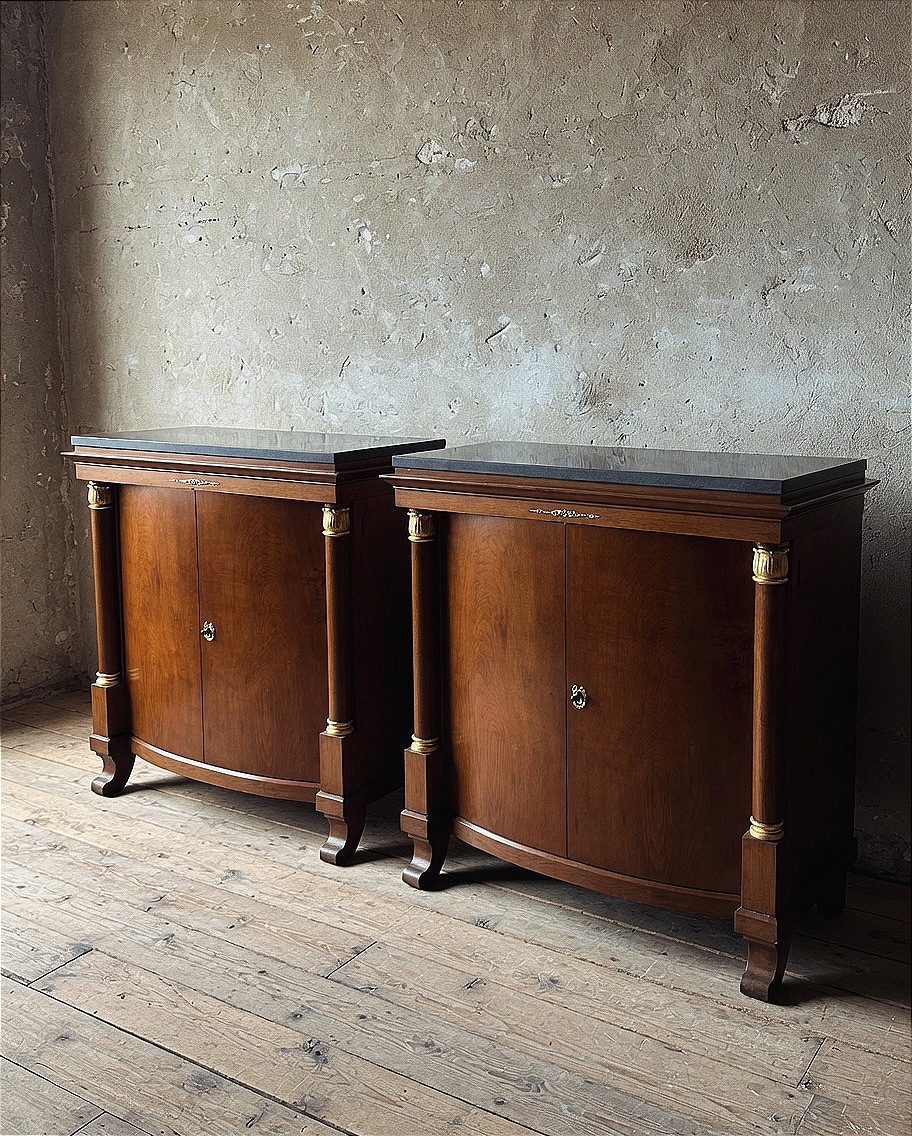 Elegante credenza Biedermeier della prima metà del XIX secolo