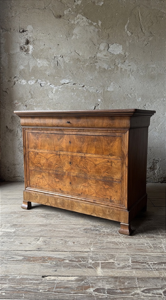 Comò antico in stile Louis Philippe, risalente alla metà del XIX secolo