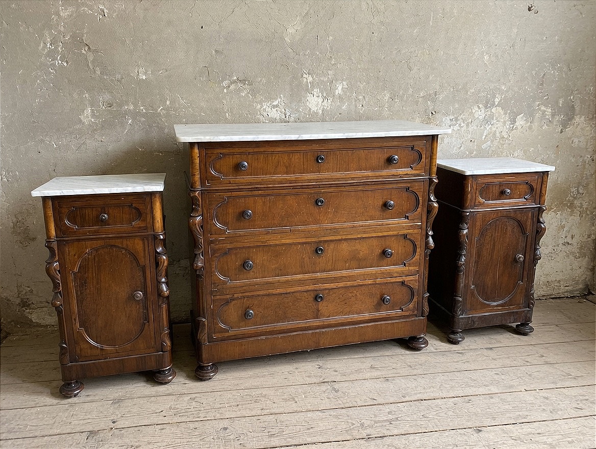 Comò e Coppia di Comodini in Noce con Piano in Marmo – Fine ’800