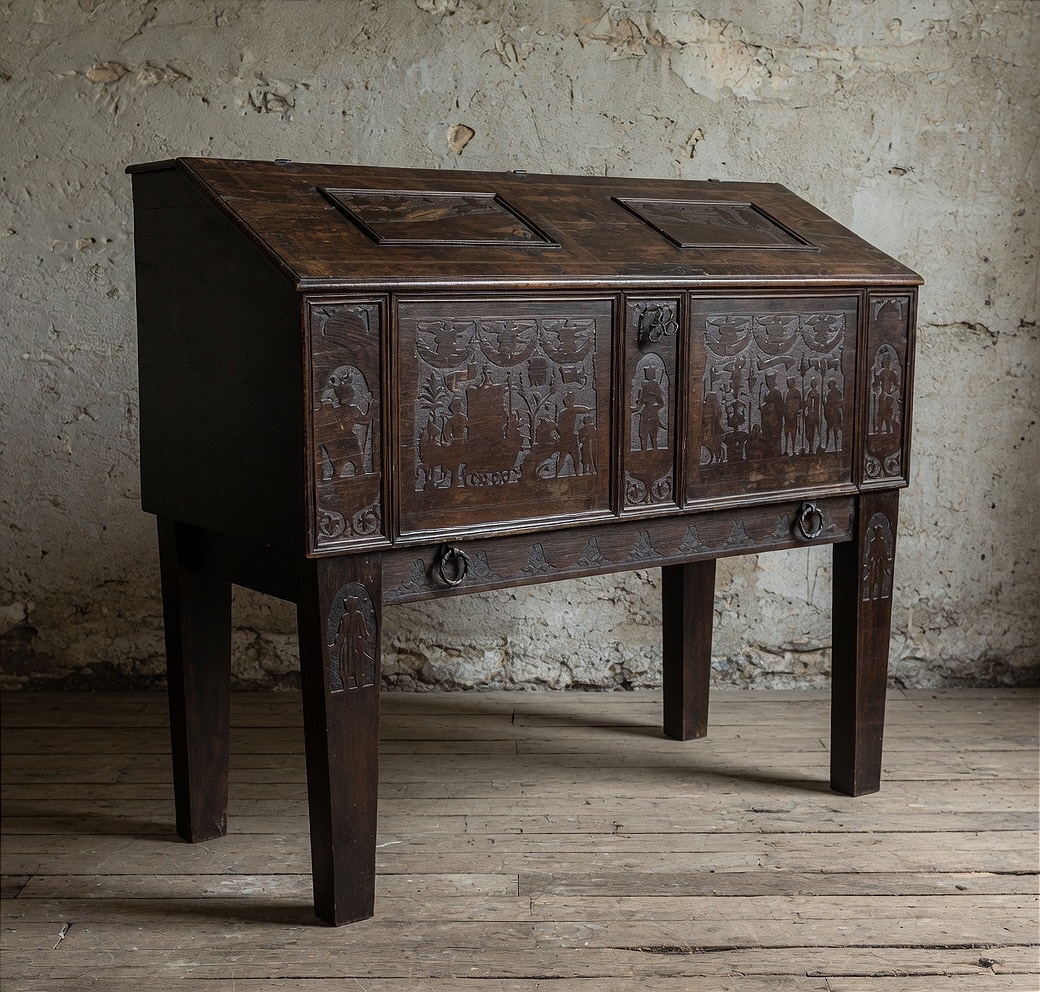 Madia/Cassapanca a Ribalta in Massello di Quercia con Bassorilievi (Fine XVIII Secolo) 