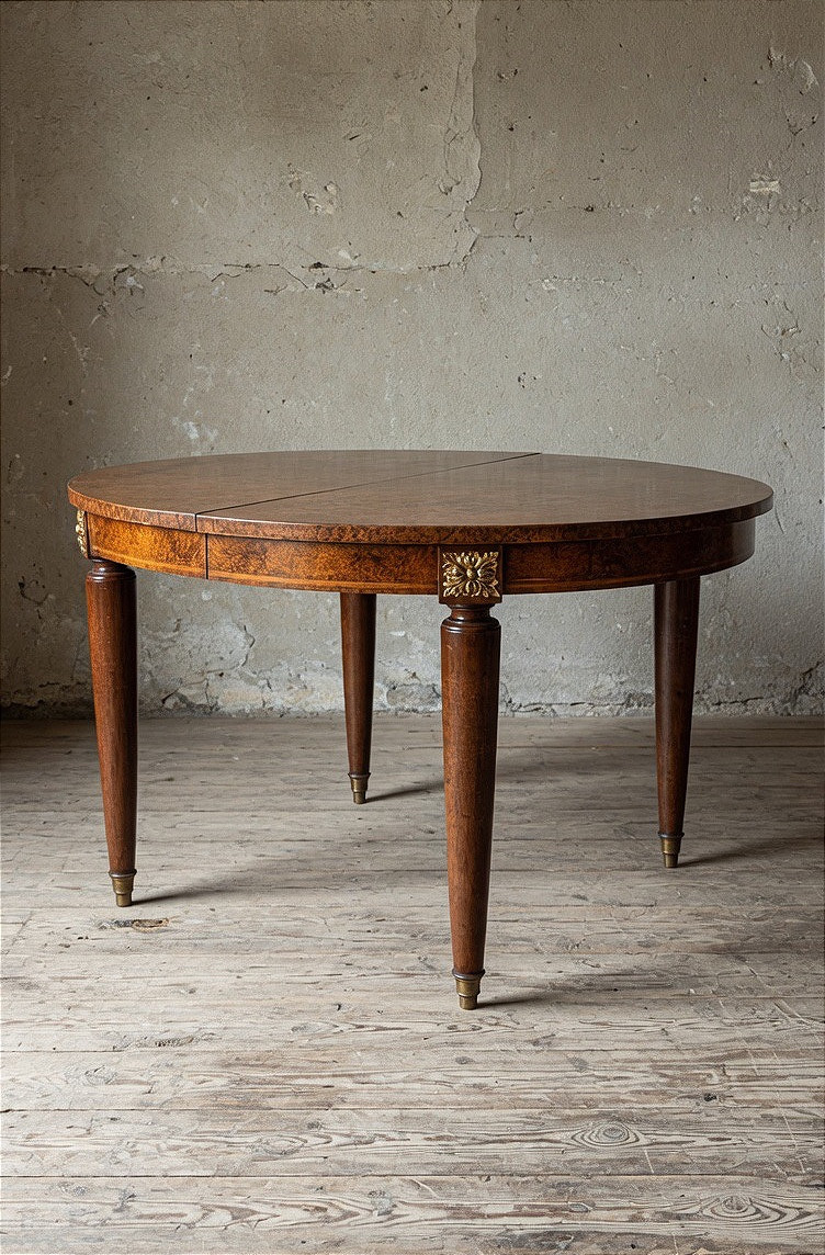 Tavolo ovale allungabile risalente alla fine del XIX secolo