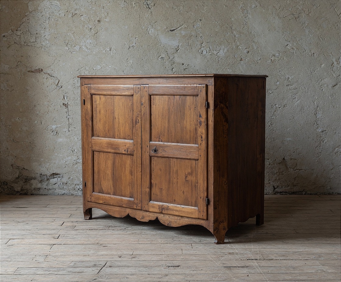 Credenza toscana realizzata in legno di gattice, databile alla fine del Settecento.
