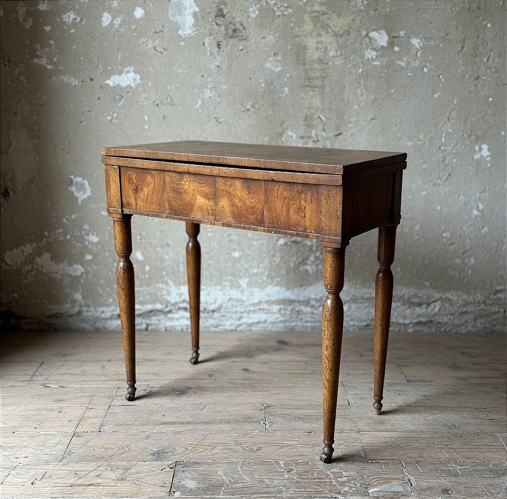 Tavolo da gioco della metà del XIX secolo,