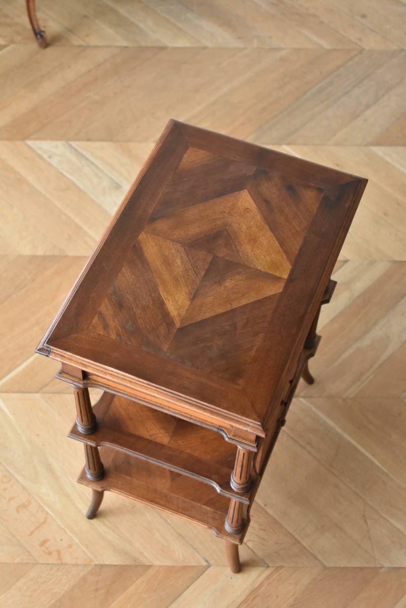 Tavolino da lavoro per cucito di fine Ottocento, realizzato in legno di noce e ispirato allo st-photo-3