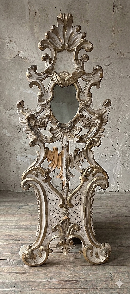 Ornamento ecclesiastico del XVIII secolo in legno intagliato e laccato