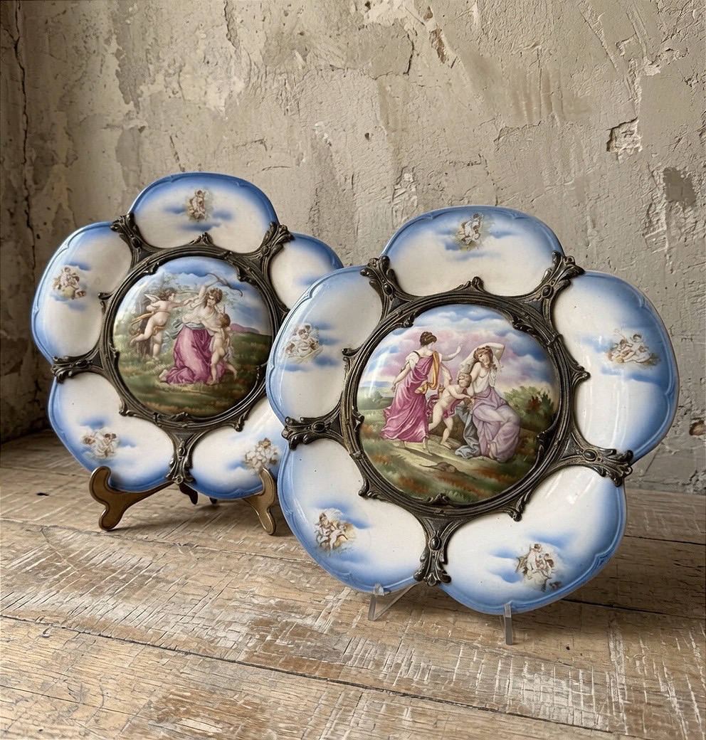 Coppia di piatti decorativi in porcellana di Limoges, stile Liberty / Art Nouveau, fine XIX - i