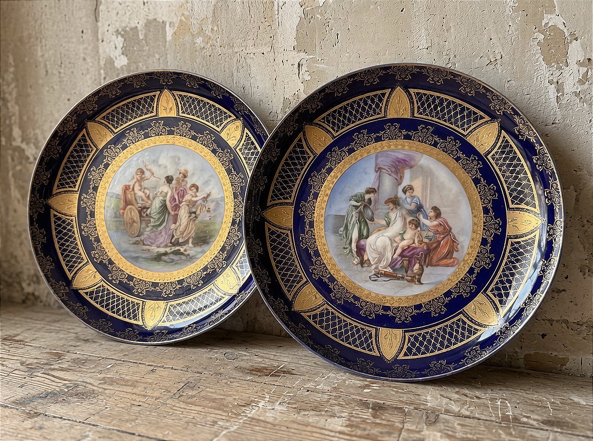 Coppia di piatti in porcellana austriaca, fine XIX – inizi XX secolo