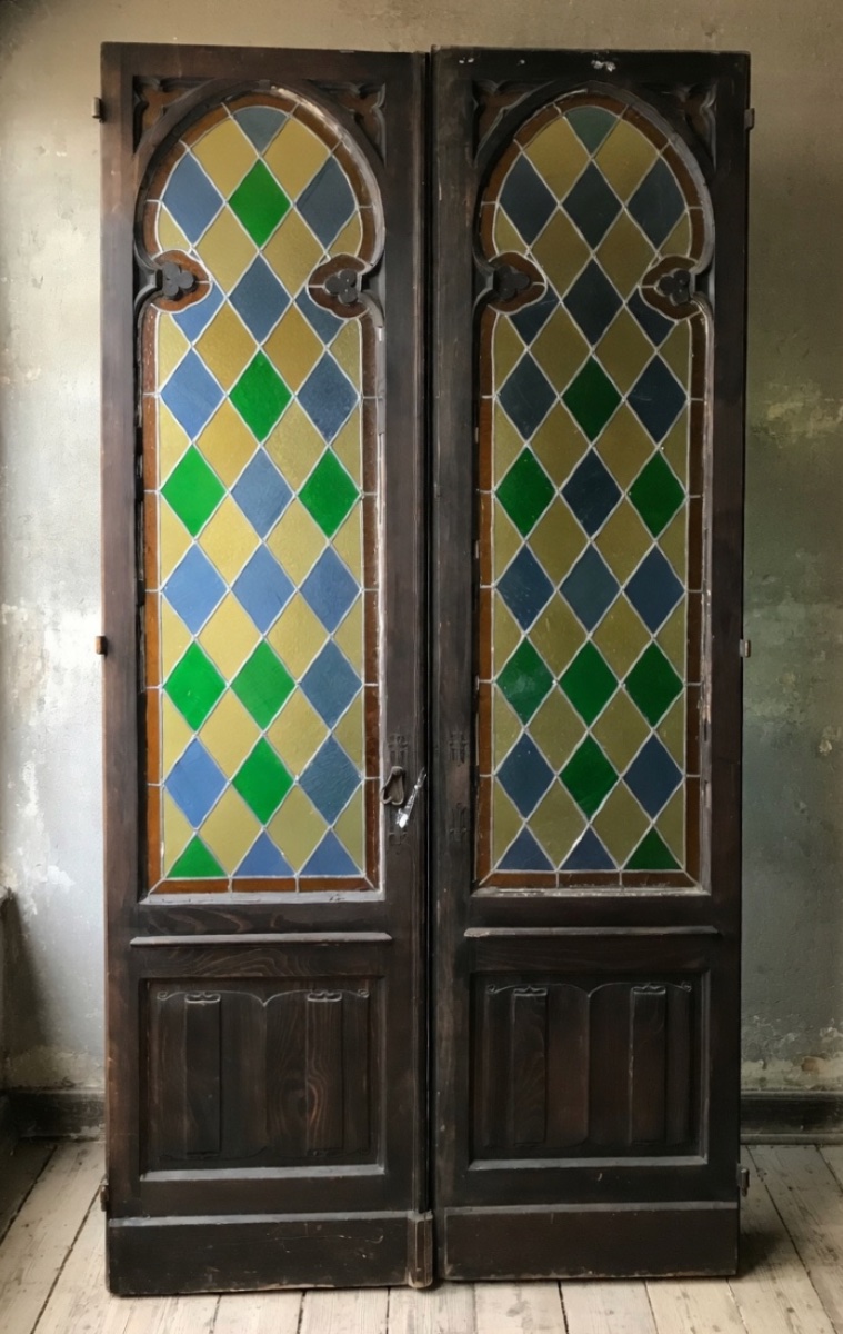 Porta vetrata raffinata con mosaico legato a piombo e telaio in rovere massello.