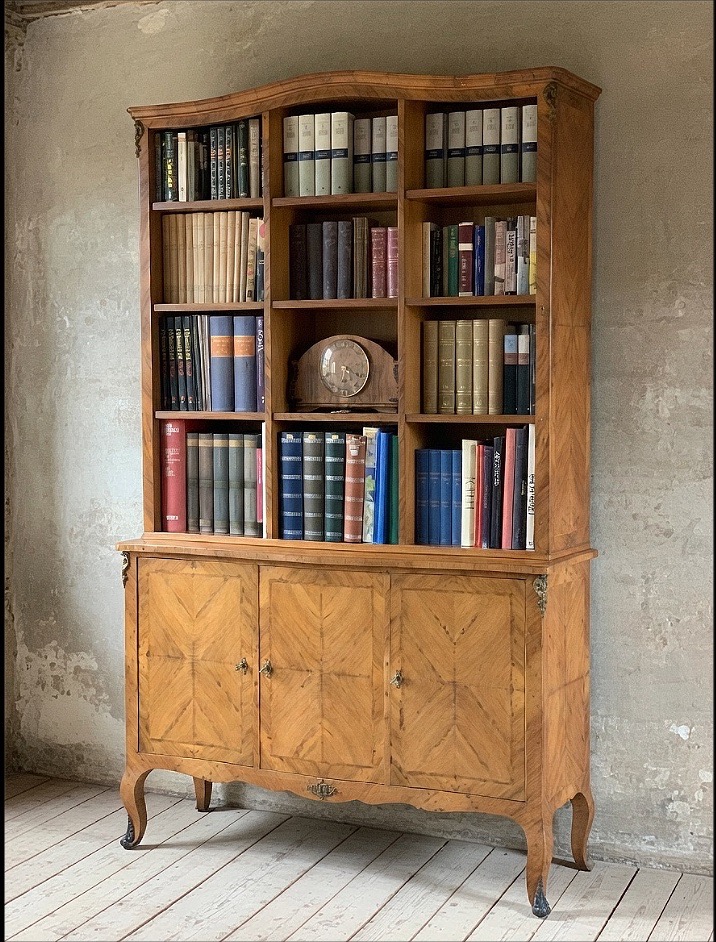 Libreria a tre ante in legno di noce, manifattura francese dei primi del Novecento.