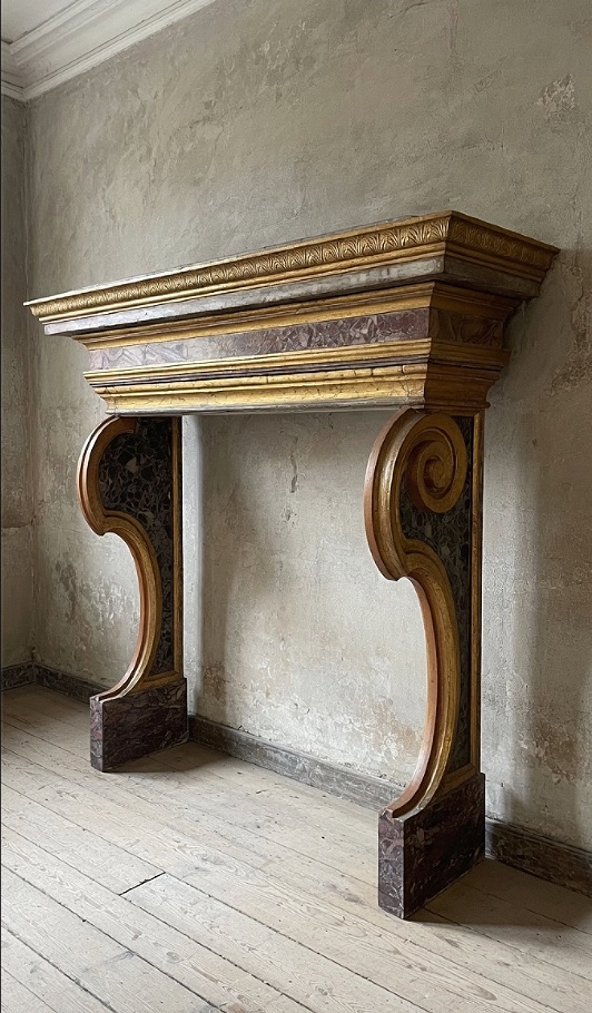 Cornice di camino toscana del XVIII secolo