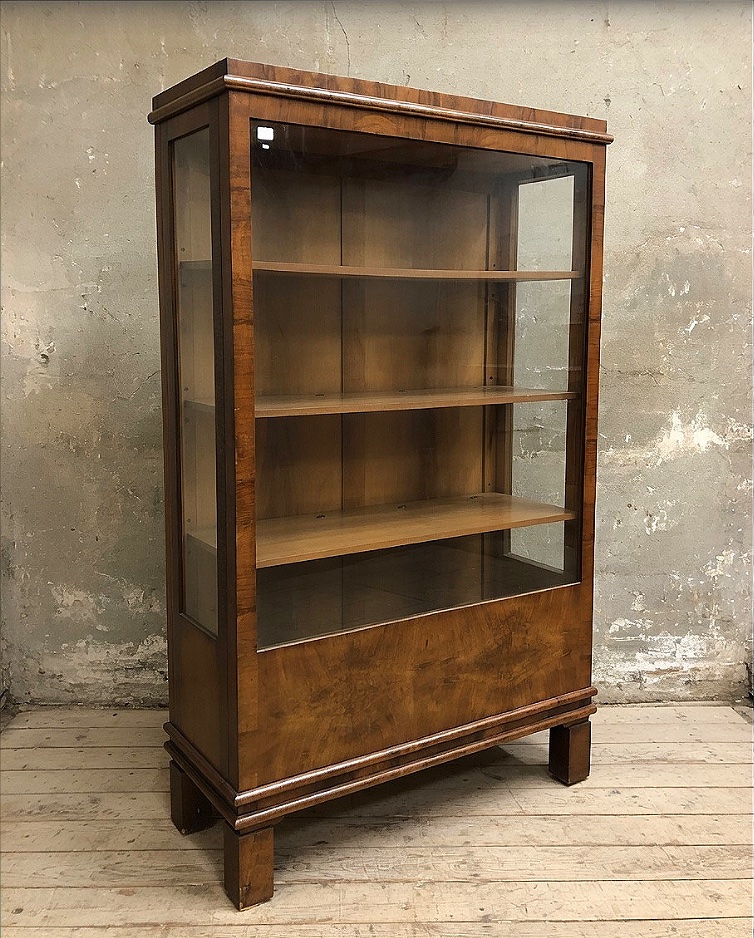 Libreria/vetrina Biedermeier in pregiata radica di noce, prima metà dell’Ottocento.
