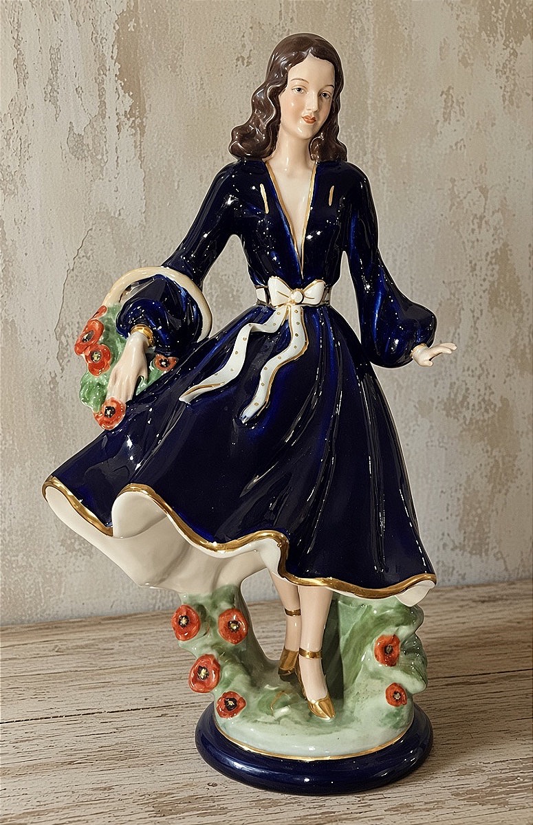 Statua in porcellana maiolicata Royal Dux, 1920-1940