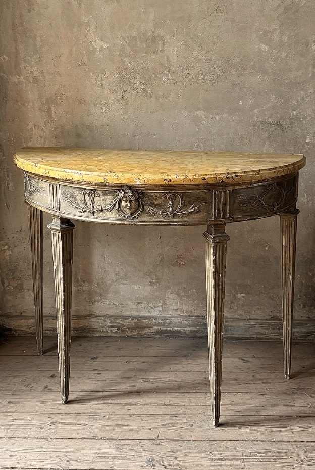 Elegante consolle demi-lune di manifattura italiana della fine del XVIII 