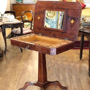 Tavolinetto da lavoro in legno dì Mogano con intarsi in Acero. Francia fine ‘800.