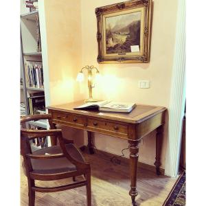 Scrittoio a due cassetti in Rovere con piano in pelle. Francia fine ‘800. 