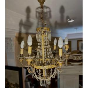 Elegante lampadario a goccia in cristallo a sei luci, databile alla metà dell’Ottocento.