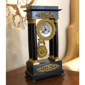 Orologio a pendolo in stile Impero, risalente al XIX secolo