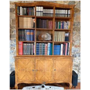 Libreria a tre ante in legno di noce, manifattura francese dei primi del Novecento.