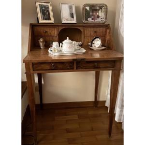 Ribalta del XIX secolo realizzata in legno massello di noce con raffinati inserti in acero