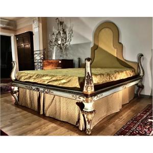Letto fine Settecento laccato con decori in oro zecchino