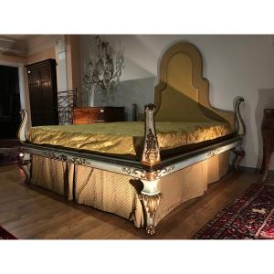 Letto italiano di fine XVIII secolo, realizzato in legno finemente laccato.