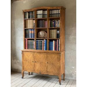 Libreria a tre ante in legno di noce, manifattura francese dei primi del Novecento.