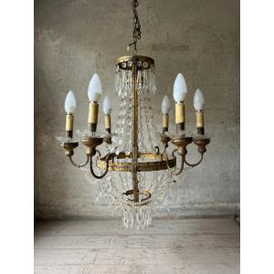 Lampadario a goccia in cristallo a sei luci, databile alla metà dell’Ottocento.