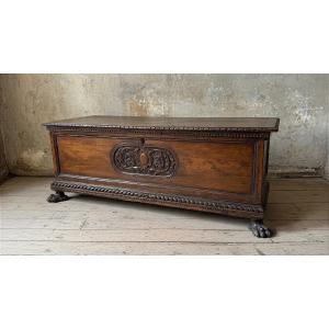 Cassapanca rinascimentale toscana in noce, databile alla fine del XIX secolo.