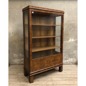 Libreria/vetrina Biedermeier in pregiata radica di noce, prima metà dell’Ottocento.