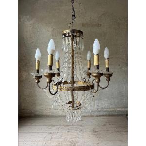 Lampadario a goccia in cristallo a sei luci, databile alla metà dell’Ottocento.