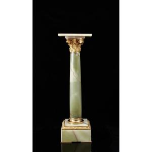 19th Century Gilt Bronze And Chalcedony Onyx Pedestal In The Manner Of Pierre Gouthière