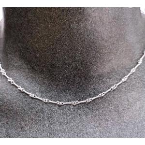 White Gold Necklace: Timeless Elegance And Refined Purity.