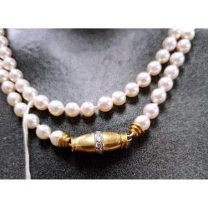 Collier de Perles avec Fermoir en Or 18ct : Élégance Classique et Subtile Scintillance