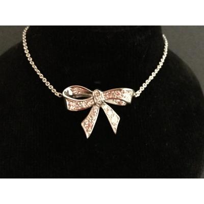 Shiny Knot Pendant Necklace In White Gold