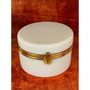 Round Box In White Opaline Glass. 19th Century.
